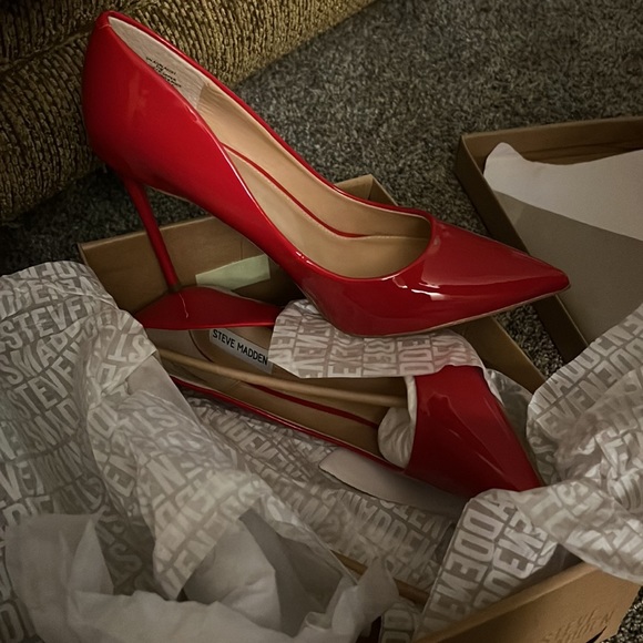 STEVE MADDEN Red Patent Heel - Picture 2 of 4